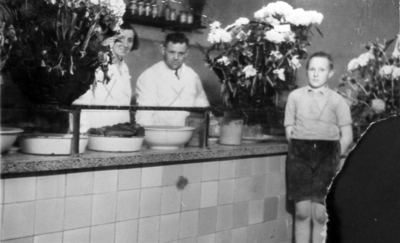 879223 Interieur van de winkel van Boelhouwer - Kruideniers en Grutterswaren sinds 1870 (Springweg 61) te Utrecht, met ...